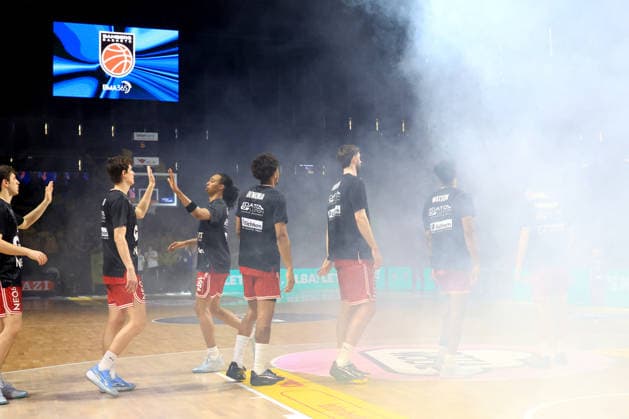 DEU, easyCredit BBL, ALBA vs. Bamberg, 09.06.2026, Max-Schmeling-Halle, Berlin, DEU, easyCredit BBL, ALBA vs. Bamberg, im Bild Nebelwolken, Bamberger-Spielerkreis