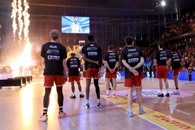 DEU, easyCredit BBL, ALBA vs. Bamberg, 09.06.2026, Max-Schmeling-Halle, Berlin, DEU, easyCredit BBL, ALBA vs. Bamberg, im Bild Bamberger-Spielerkreis, Pyro