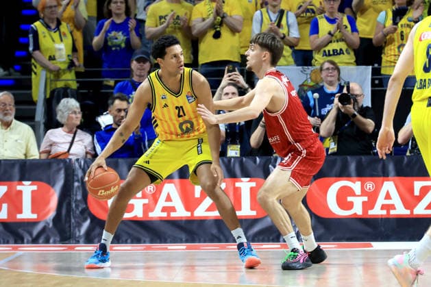 DEU, easyCredit BBL, ALBA vs. Bamberg, 09.06.2026, Max-Schmeling-Halle, Berlin, DEU, easyCredit BBL, ALBA vs. Bamberg, im Bild Michael Rataj (ALBA Berlin 21), Zachary Ensminger (Bamberg 1)