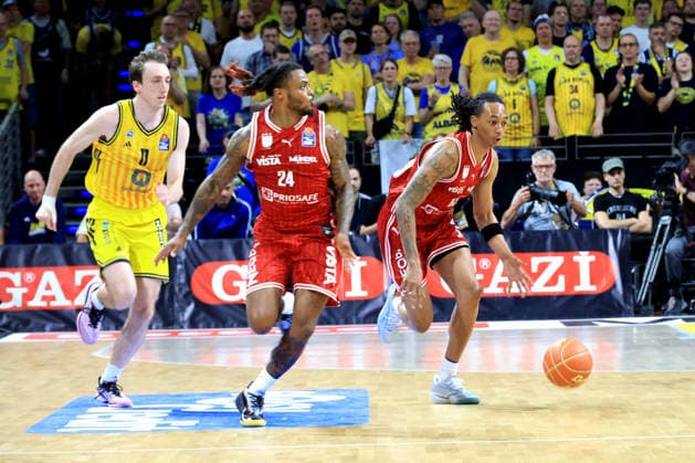 DEU, easyCredit BBL, ALBA vs. Bamberg, 09.06.2026, Max-Schmeling-Halle, Berlin, DEU, easyCredit BBL, ALBA vs. Bamberg, im Bild Moses Wood (ALBA Berlin 11), Cobe Williams (Bamberg 24), Austin Crowley (Bamberg 85)