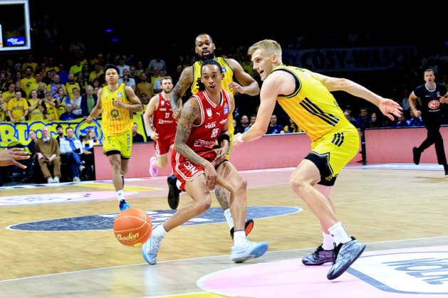 DEU, easyCredit BBL, ALBA vs. Bamberg, 09.06.2026, Max-Schmeling-Halle, Berlin, DEU, easyCredit BBL, ALBA vs. Bamberg, im Bild Sam Griesel (ALBA Berlin 5), J Wan Roberts (ALBA Berlin 13), Austin Crowley (Bamberg 85)