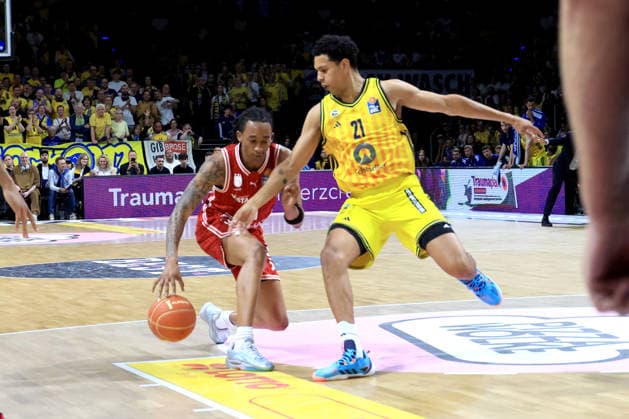 DEU, easyCredit BBL, ALBA vs. Bamberg, 09.06.2026, Max-Schmeling-Halle, Berlin, DEU, easyCredit BBL, ALBA vs. Bamberg, im Bild Michael Rataj (ALBA Berlin 21), Austin Crowley (Bamberg 85)