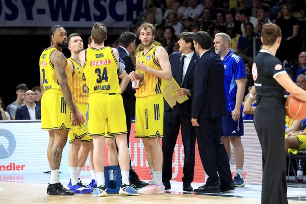 DEU, easyCredit BBL, ALBA vs. Bamberg, 09.06.2026, Max-Schmeling-Halle, Berlin, DEU, easyCredit BBL, ALBA vs. Bamberg, im Bild CHEFTRAINER Pedro Calles (ALBA Berlin), ALBA-Spielerkreis