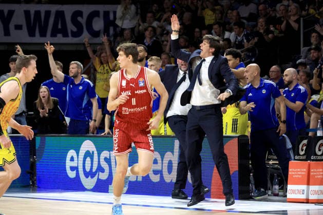DEU, easyCredit BBL, ALBA vs. Bamberg, 09.06.2026, Max-Schmeling-Halle, Berlin, DEU, easyCredit BBL, ALBA vs. Bamberg, im Bild CHEFTRAINER Pedro Calles (ALBA Berlin), ALBA-Spielerbank