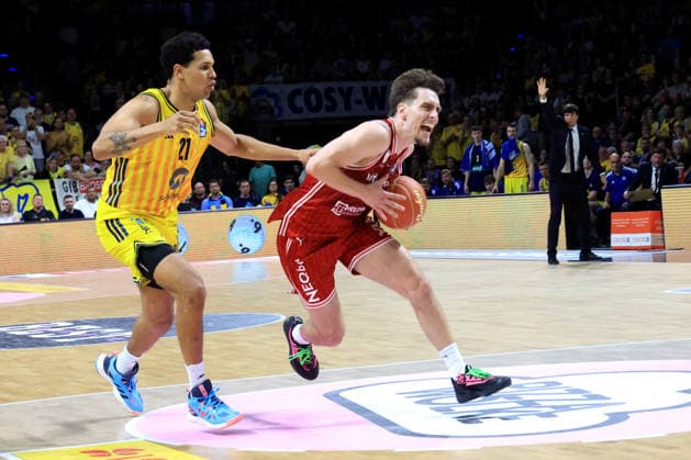 DEU, easyCredit BBL, ALBA vs. Bamberg, 09.06.2026, Max-Schmeling-Halle, Berlin, DEU, easyCredit BBL, ALBA vs. Bamberg, im Bild Michael Rataj (ALBA Berlin 21), Zachary Ensminger (Bamberg 1)