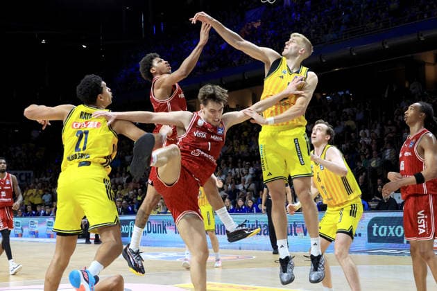DEU, easyCredit BBL, ALBA vs. Bamberg, 09.06.2026, Max-Schmeling-Halle, Berlin, DEU, easyCredit BBL, ALBA vs. Bamberg, im Bild Basketball-Ballett, Michael Rataj (ALBA Berlin 21), Sam Griesel (ALBA Berlin 5), Moses Wood (ALBA Berlin 11), Demarcus Demonia (Bamberg 8), Zachary Ensminger (Bamberg 1)
