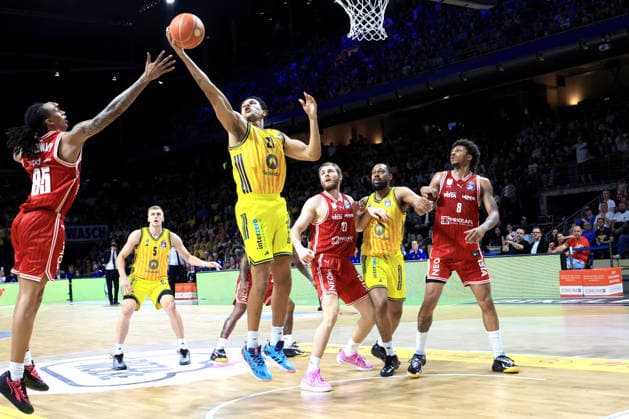 DEU, easyCredit BBL, ALBA vs. Bamberg, 09.06.2026, Max-Schmeling-Halle, Berlin, DEU, easyCredit BBL, ALBA vs. Bamberg, im Bild Michael Rataj (ALBA Berlin 21),, Austin Crowley (Bamberg 85)