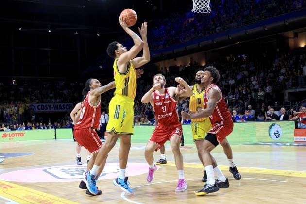 DEU, easyCredit BBL, ALBA vs. Bamberg, 09.06.2026, Max-Schmeling-Halle, Berlin, DEU, easyCredit BBL, ALBA vs. Bamberg, im Bild Michael Rataj (ALBA Berlin 21), J Wan Roberts (ALBA Berlin 13), Austin Crowley (Bamberg 85), Moritz Krimmer (Bamberg 27), Demarcus Demonia (Bamberg 8)
