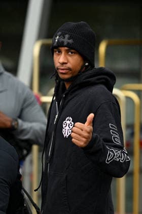 FOOTBALL : Depart de L Equipe de France pour rejoindre les Etats Unis pour participer à la coupe du monde de la FIFA - 10 06 2026 Michael Olise - L Equipe de France de football s envole du Bourget pour rejoindre Boston aux Etats Unis pour participer à la coupe du monde de la FIFA (du 11 juin au 19 juillet, aux Etats-Unis, au Canada et au Mexique), le 10 juin 2026. The French national football team is flying from Le Bourget to Boston in the United States to participate in the FIFA World Cup, WM, Weltmeisterschaft, Fussball (from June 11 to July 19, in the United States, Canada and Mexico), on June 10, 2026. Le BourgetFrance Copyright: xPierrexPerusseaux xBestimagex