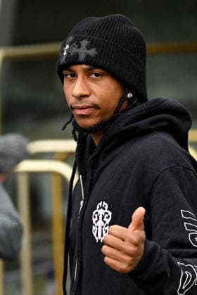 FOOTBALL : Depart de L Equipe de France pour rejoindre les Etats Unis pour participer à la coupe du monde de la FIFA - 10 06 2026 Michael Olise - L Equipe de France de football s envole du Bourget pour rejoindre Boston aux Etats Unis pour participer à la coupe du monde de la FIFA (du 11 juin au 19 juillet, aux Etats-Unis, au Canada et au Mexique), le 10 juin 2026. The French national football team is flying from Le Bourget to Boston in the United States to participate in the FIFA World Cup, WM, Weltmeisterschaft, Fussball (from June 11 to July 19, in the United States, Canada and Mexico), on June 10, 2026. Le BourgetFrance Copyright: xPierrexPerusseaux xBestimagex