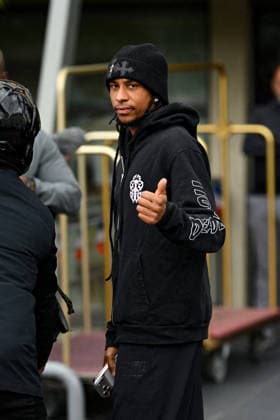 FOOTBALL : Depart de L Equipe de France pour rejoindre les Etats Unis pour participer à la coupe du monde de la FIFA - 10 06 2026 Michael Olise - L Equipe de France de football s envole du Bourget pour rejoindre Boston aux Etats Unis pour participer à la coupe du monde de la FIFA (du 11 juin au 19 juillet, aux Etats-Unis, au Canada et au Mexique), le 10 juin 2026. The French national football team is flying from Le Bourget to Boston in the United States to participate in the FIFA World Cup, WM, Weltmeisterschaft, Fussball (from June 11 to July 19, in the United States, Canada and Mexico), on June 10, 2026. Le BourgetFrance Copyright: xPierrexPerusseaux xBestimagex