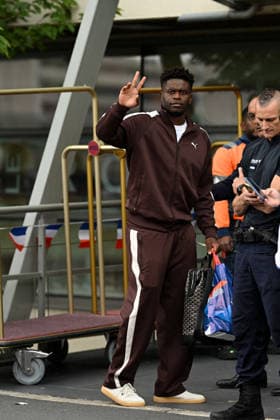FOOTBALL : Depart de L Equipe de France pour rejoindre les Etats Unis pour participer à la coupe du monde de la FIFA - 10 06 2026 Brice Samba - L Equipe de France de football s envole du Bourget pour rejoindre Boston aux Etats Unis pour participer à la coupe du monde de la FIFA (du 11 juin au 19 juillet, aux Etats-Unis, au Canada et au Mexique), le 10 juin 2026. The French national football team is flying from Le Bourget to Boston in the United States to participate in the FIFA World Cup, WM, Weltmeisterschaft, Fussball (from June 11 to July 19, in the United States, Canada and Mexico), on June 10, 2026. Le BourgetFrance Copyright: xPierrexPerusseaux xBestimagex