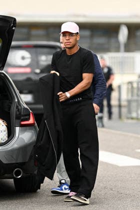 FOOTBALL : Depart de L Equipe de France pour rejoindre les Etats Unis pour participer à la coupe du monde de la FIFA - 10 06 2026 Desire Doue - L Equipe de France de football s envole du Bourget pour rejoindre Boston aux Etats Unis pour participer à la coupe du monde de la FIFA (du 11 juin au 19 juillet, aux Etats-Unis, au Canada et au Mexique), le 10 juin 2026. The French national football team is flying from Le Bourget to Boston in the United States to participate in the FIFA World Cup, WM, Weltmeisterschaft, Fussball (from June 11 to July 19, in the United States, Canada and Mexico), on June 10, 2026. Le BourgetFrance Copyright: xPierrexPerusseaux xBestimagex