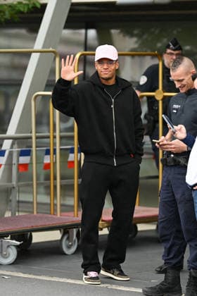 FOOTBALL : Depart de L Equipe de France pour rejoindre les Etats Unis pour participer à la coupe du monde de la FIFA - 10 06 2026 Desire Doue - L Equipe de France de football s envole du Bourget pour rejoindre Boston aux Etats Unis pour participer à la coupe du monde de la FIFA (du 11 juin au 19 juillet, aux Etats-Unis, au Canada et au Mexique), le 10 juin 2026. The French national football team is flying from Le Bourget to Boston in the United States to participate in the FIFA World Cup, WM, Weltmeisterschaft, Fussball (from June 11 to July 19, in the United States, Canada and Mexico), on June 10, 2026. Le BourgetFrance Copyright: xPierrexPerusseaux xBestimagex