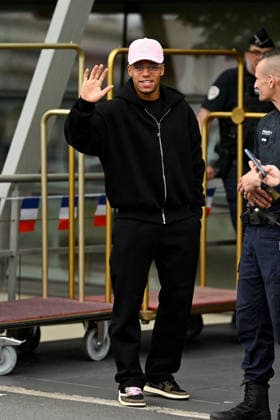 FOOTBALL : Depart de L Equipe de France pour rejoindre les Etats Unis pour participer à la coupe du monde de la FIFA - 10 06 2026 Desire Doue - L Equipe de France de football s envole du Bourget pour rejoindre Boston aux Etats Unis pour participer à la coupe du monde de la FIFA (du 11 juin au 19 juillet, aux Etats-Unis, au Canada et au Mexique), le 10 juin 2026. The French national football team is flying from Le Bourget to Boston in the United States to participate in the FIFA World Cup, WM, Weltmeisterschaft, Fussball (from June 11 to July 19, in the United States, Canada and Mexico), on June 10, 2026. Le BourgetFrance Copyright: xPierrexPerusseaux xBestimagex