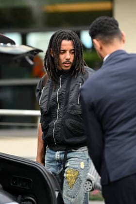 FOOTBALL : Depart de L Equipe de France pour rejoindre les Etats Unis pour participer à la coupe du monde de la FIFA - 10 06 2026 Jules Koundà - L Equipe de France de football s envole du Bourget pour rejoindre Boston aux Etats Unis pour participer à la coupe du monde de la FIFA (du 11 juin au 19 juillet, aux Etats-Unis, au Canada et au Mexique), le 10 juin 2026. The French national football team is flying from Le Bourget to Boston in the United States to participate in the FIFA World Cup, WM, Weltmeisterschaft, Fussball (from June 11 to July 19, in the United States, Canada and Mexico), on June 10, 2026. Le BourgetFrance Copyright: xPierrexPerusseaux xBestimagex