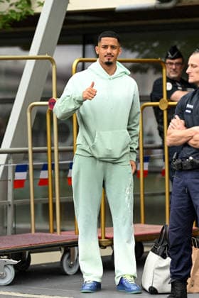 FOOTBALL : Depart de L Equipe de France pour rejoindre les Etats Unis pour participer à la coupe du monde de la FIFA - 10 06 2026 William Saliba - L Equipe de France de football s envole du Bourget pour rejoindre Boston aux Etats Unis pour participer à la coupe du monde de la FIFA (du 11 juin au 19 juillet, aux Etats-Unis, au Canada et au Mexique), le 10 juin 2026. The French national football team is flying from Le Bourget to Boston in the United States to participate in the FIFA World Cup, WM, Weltmeisterschaft, Fussball (from June 11 to July 19, in the United States, Canada and Mexico), on June 10, 2026. Le BourgetFrance Copyright: xPierrexPerusseaux xBestimagex