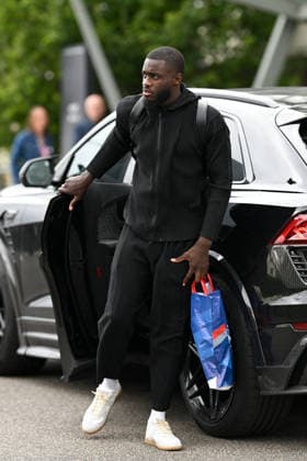 FOOTBALL : Depart de L Equipe de France pour rejoindre les Etats Unis pour participer à la coupe du monde de la FIFA - 10 06 2026 Dayot Upamecano - L Equipe de France de football s envole du Bourget pour rejoindre Boston aux Etats Unis pour participer à la coupe du monde de la FIFA (du 11 juin au 19 juillet, aux Etats-Unis, au Canada et au Mexique), le 10 juin 2026. The French national football team is flying from Le Bourget to Boston in the United States to participate in the FIFA World Cup, WM, Weltmeisterschaft, Fussball (from June 11 to July 19, in the United States, Canada and Mexico), on June 10, 2026. Le BourgetFrance Copyright: xPierrexPerusseaux xBestimagex
