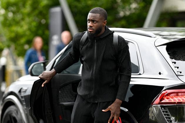 FOOTBALL : Depart de L Equipe de France pour rejoindre les Etats Unis pour participer à la coupe du monde de la FIFA - 10 06 2026 Dayot Upamecano - L Equipe de France de football s envole du Bourget pour rejoindre Boston aux Etats Unis pour participer à la coupe du monde de la FIFA (du 11 juin au 19 juillet, aux Etats-Unis, au Canada et au Mexique), le 10 juin 2026. The French national football team is flying from Le Bourget to Boston in the United States to participate in the FIFA World Cup, WM, Weltmeisterschaft, Fussball (from June 11 to July 19, in the United States, Canada and Mexico), on June 10, 2026. Le BourgetFrance Copyright: xPierrexPerusseaux xBestimagex
