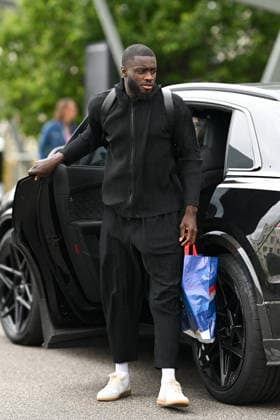 FOOTBALL : Depart de L Equipe de France pour rejoindre les Etats Unis pour participer à la coupe du monde de la FIFA - 10 06 2026 Dayot Upamecano - L Equipe de France de football s envole du Bourget pour rejoindre Boston aux Etats Unis pour participer à la coupe du monde de la FIFA (du 11 juin au 19 juillet, aux Etats-Unis, au Canada et au Mexique), le 10 juin 2026. The French national football team is flying from Le Bourget to Boston in the United States to participate in the FIFA World Cup, WM, Weltmeisterschaft, Fussball (from June 11 to July 19, in the United States, Canada and Mexico), on June 10, 2026. Le BourgetFrance Copyright: xPierrexPerusseaux xBestimagex