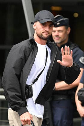 FOOTBALL : Depart de L Equipe de France pour rejoindre les Etats Unis pour participer à la coupe du monde de la FIFA - 10 06 2026 Adrien Rabiot - L Equipe de France de football s envole du Bourget pour rejoindre Boston aux Etats Unis pour participer à la coupe du monde de la FIFA (du 11 juin au 19 juillet, aux Etats-Unis, au Canada et au Mexique), le 10 juin 2026. The French national football team is flying from Le Bourget to Boston in the United States to participate in the FIFA World Cup, WM, Weltmeisterschaft, Fussball (from June 11 to July 19, in the United States, Canada and Mexico), on June 10, 2026. Le BourgetFrance Copyright: xPierrexPerusseaux xBestimagex
