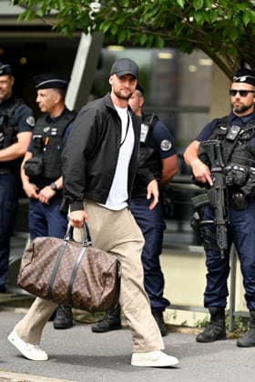 FOOTBALL : Depart de L Equipe de France pour rejoindre les Etats Unis pour participer à la coupe du monde de la FIFA - 10 06 2026 Adrien Rabiot - L Equipe de France de football s envole du Bourget pour rejoindre Boston aux Etats Unis pour participer à la coupe du monde de la FIFA (du 11 juin au 19 juillet, aux Etats-Unis, au Canada et au Mexique), le 10 juin 2026. The French national football team is flying from Le Bourget to Boston in the United States to participate in the FIFA World Cup, WM, Weltmeisterschaft, Fussball (from June 11 to July 19, in the United States, Canada and Mexico), on June 10, 2026. Le BourgetFrance Copyright: xPierrexPerusseaux xBestimagex