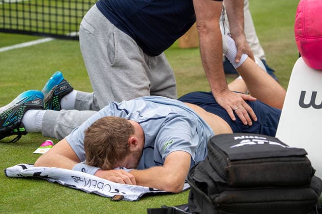 Yannick Hanfmann, Massage, Verletzung, Mattia Bellucci vs. Yannick Hanfmann, Tennis, ATP, Tennis Herren Turnier, Boss-Open, Center-Court, Achtelfinale, 10.06.2026, Mattia Bellucci vs. Yannick Hanfmann, Tennis, ATP-Turnier, Boss-Open, Center-Court, Achtelfinale, 10.06.2026, Stuttgart