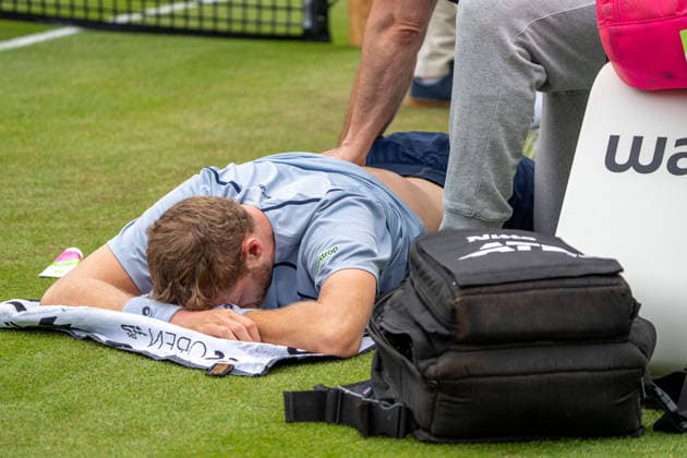 Yannick Hanfmann, Massage, Verletzung, Mattia Bellucci vs. Yannick Hanfmann, Tennis, ATP, Tennis Herren Turnier, Boss-Open, Center-Court, Achtelfinale, 10.06.2026, Mattia Bellucci vs. Yannick Hanfmann, Tennis, ATP-Turnier, Boss-Open, Center-Court, Achtelfinale, 10.06.2026, Stuttgart