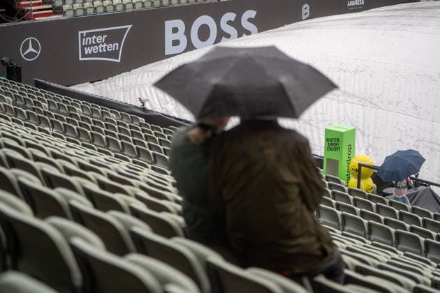 Ein Zuschauerpaar mit Regenschirm auf der Trinbuene, Regen, Schauer, Spielunterbrechung, Tennis, ATP, Tennis Herren Turnier, Boss-Open, 10.06.2026 Tennis, ATP-Turnier, Boss-Open, 10.06.2026 Stuttgart