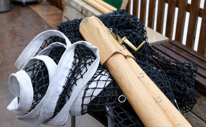 BAU 10.06.2026, Deutschland, Stuttgart, Tennis, BOSS Open 2026, Regen, Regenfeature, Feature, leere Ränge, Rasenabdeckung, Abdeckung, Übersicht, Mensch mit Regenschirm, Schirm, Netz