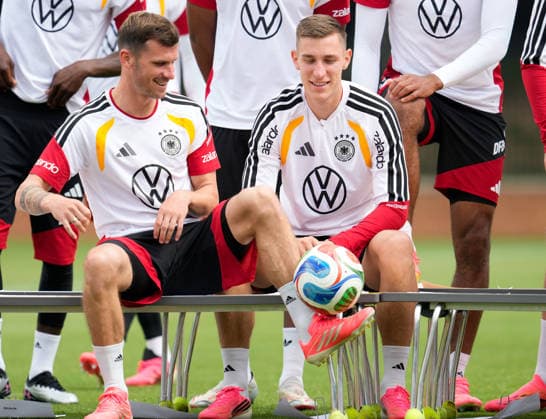 Pascal Gross (Deutschland, 13) und Nico Schlotterbeck (Deutschland, 15) vor dem offiziellen Mannschaftsfoto. USA, Deutsche Fussballnationalmannschaft, Training, Winston-Salem, 10.06.2026 USA, Deutsche Fussballnationalmannschaft, Training, Winston-Salem, 10.06.2026 Winston-Salem
