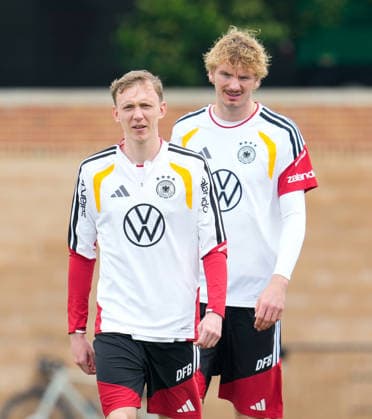 Maximilian Beier (Deutschland, 14) und Nick Woltemade (Deutschland, 11) vor dem offiziellen Mannschaftsfoto. USA, Deutsche Fussballnationalmannschaft, Training, Winston-Salem, 10.06.2026 USA, Deutsche Fussballnationalmannschaft, Training, Winston-Salem, 10.06.2026 Winston-Salem