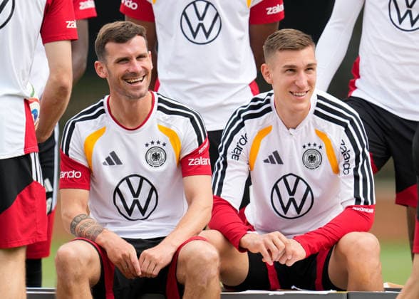 Pascal Gross (Deutschland, 13) und Nico Schlotterbeck (Deutschland, 15) vor dem offiziellen Mannschaftsfoto. USA, Deutsche Fussballnationalmannschaft, Training, Winston-Salem, 10.06.2026 USA, Deutsche Fussballnationalmannschaft, Training, Winston-Salem, 10.06.2026 Winston-Salem
