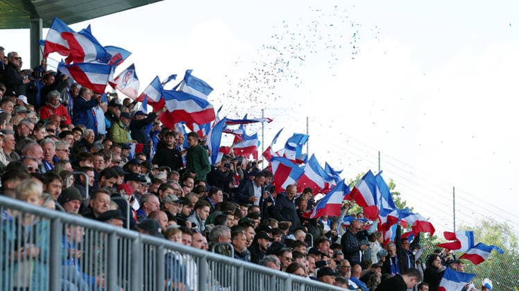 10.06.2026, xrekx, Fussball Relegation Regionalliga Suedwest , FK Pirmasens - VfR Mannheim v.l. VfR Mannheim Fans ,Stimmung, Schals, Ultras, Zuschauer, Besucher, Choreo, Choreografie, atmosphere, scarves, spectators, visitors (DFL DFB REGULATIONS PROHIBIT ANY USE OF PHOTOGRAPHS as IMAGE SEQUENCES and or QUASI-VIDEO) Pirmasens