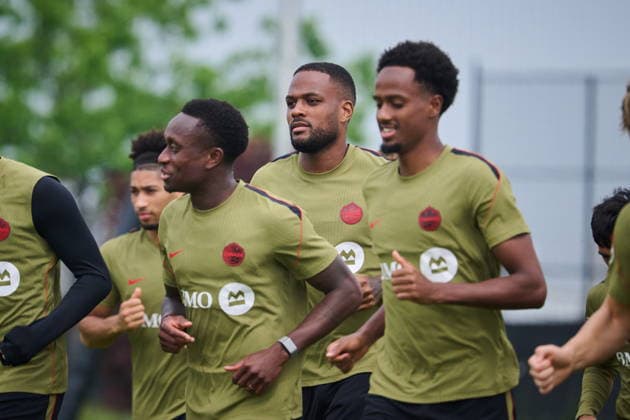 June 10, 2026, Toronto, On, Canada: Canada s Cyle Larin (9), centre, warms up with his team during a Team Canada World Cup training session in Toronto, on Wednesday, June 10, 2026. Canada News - June 10, 2026 - ZUMAc35_ 20260610_zaf_c35_041 Copyright: xSammyxKoganx