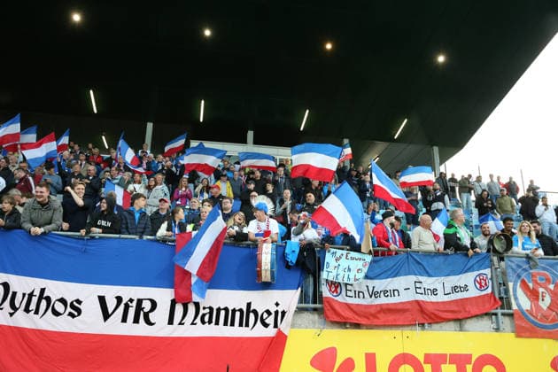 10.06.2026, xrekx, Fussball Relegation Regionalliga Suedwest , FK Pirmasens - VfR Mannheim v.l. VfR Mannheim Fans ,Stimmung, Schals, Ultras, Zuschauer, Besucher, Choreo, Choreografie, atmosphere, scarves, spectators, visitors (DFL DFB REGULATIONS PROHIBIT ANY USE OF PHOTOGRAPHS as IMAGE SEQUENCES and or QUASI-VIDEO) Pirmasens