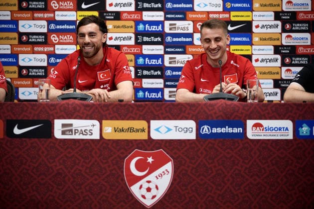 Fußball, FIFA WM 2026, Nationalteam Türkei, Pressekonferenz Turkish National Football Team players hold press conference, PK, Pressekonferenz in Arizona MESA, ARIZONA, UNITED STATES - JUNE 10: Orkun Kokcu (L) and Kerem Akturkoglu (R) of the Turkish National Football Team attend a press conference at their team hotel ahead of their upcoming opening match against Australia in Group D of the 2026 FIFA World Cup, WM, Weltmeisterschaft, Fussball in Mesa, Arizona, United States, on June 10, 2026. Tayfun Coskun Anadolu Arizona United States. Editorial use only. Please get in touch for any other usage. Copyright: x2026xAnadoluxTayfunxCoskunx