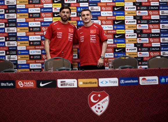 Fußball, FIFA WM 2026, Nationalteam Türkei, Pressekonferenz Turkish National Football Team players hold press conference, PK, Pressekonferenz in Arizona MESA, ARIZONA, UNITED STATES - JUNE 10: Orkun Kokcu (L) and Kerem Akturkoglu (R) of the Turkish National Football Team pose for a photo during a press conference at their team hotel ahead of their upcoming opening match against Australia in Group D of the 2026 FIFA World Cup, WM, Weltmeisterschaft, Fussball in Mesa, Arizona, United States, on June 10, 2026. Tayfun Coskun Anadolu Arizona United States. Editorial use only. Please get in touch for any other usage. Copyright: x2026xAnadoluxTayfunxCoskunx