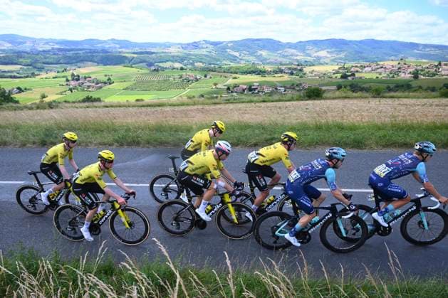 Tour Auvergne - Rhone-Alpes 2026 Stage 5 PARC DES OISEAUX - VILLARS-LES-DOMBES, FRANCE - JUNE 11 : Van Mechelen Vlad (BEL) of Bahrain - Victorious, Bauhaus Phil (GER) of Bahrain - Victorious, Affini Edoardo (ITA) of Team Visma Lease a Bike, Hagenes Per Strand (NOR) of Team Visma Lease a Bike, Van Aert Wout (BEL) of Team Visma Lease a Bike, Tulett Ben (GBR) of Team Visma Lease a Bike, Nordhagen Jorgen (NOR) of Team Visma Lease a Bike during stage 5 of the 78th edition of Tour Auvergne - Rhone-Alpes an UCI World Tour 2.UWT cycling road race stage for Men Elite of 195.8 km with start in Saint-Chamond and finish in Parc des Oiseaux - Villars-les-Dombes on June 11, 2026 in Parc des Oiseaux - Villars-les-Dombes, France, 11 06 2026 ( Motordriver Guy De Vuyst - Parc des Oiseaux - Villars-les-Dombes France Copyright: xVincentxKalutx