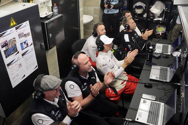 Vincent Voose (BEL) Teamchef und Mitbesitzer WRT, Andreas Roos (GER) Leiter BMW M Motorsport, Sheldon van der Linde (RSA), Rene Rast (GER), Kevin Magnussen (DEN) und halb verdeckt Rafaello Marchiello (SUI) applaudieren der schnellsten Runde von Dries CVanthoor in der Box, Hyperpole, 24 Stunden Le Mans Rennen, Frankreich, WEC Langstrecken- Weltmeisterschaft, 11.06.2026, Qualifiyng