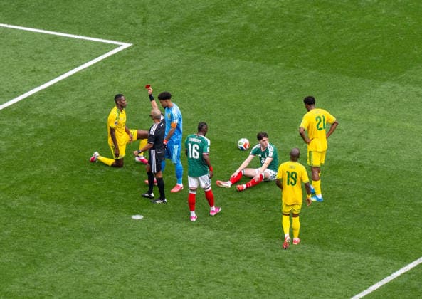 Fußball, Herren, FIFA World Cup, WM, Weltmeisterschaft, Fussball 2026 in Mexiko, Kanada und USA, Eröffnungsspiel in Mexiko-City (Gruppe A, 1. Spieltag), Mexiko - Südafrika, Schiedsrichter Wilton Sampaio zeigt Sphephelo Sithole (Südafrika) die rote Karte, 11.06. 2026,