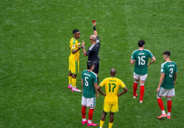 Fußball, Herren, FIFA World Cup, WM, Weltmeisterschaft, Fussball 2026 in Mexiko, Kanada und USA, Eröffnungsspiel in Mexiko-City (Gruppe A, 1. Spieltag), Mexiko - Südafrika, Schiedsrichter Wilton Sampaio zeigt Themba Zwane (Südafrika) die rote Karte, 11.06. 2026,