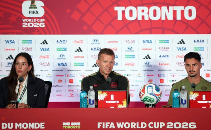 (260612) -- TORONTO, June 12, 2026 -- Jesse Marsch (C), head coach of Canada attends a press conference, PK, Pressekonferenz ahead of the group stage match between Canada and Bosnia and Herzegovina at the FIFA World Cup, WM, Weltmeisterschaft, Fussball 2026 in Toronto, Canada, June 11, 2026. (Photo by Xinhua) (SP)CANADA-TORONTO-FOOTBALL-FIFA WORLD CUP-PRESS CONFERENCE-CAN VS BIH ZouxZheng