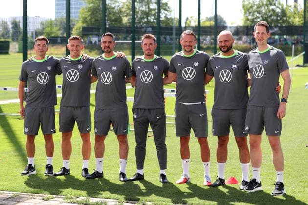 VfL Trainingsauftakt Wolfsburg, 24.06.2026, Fußball, Herren, Saison 2026 2027, 2. BL, VfL Wolfsburg, Trainingsauftakt, v.li.: Fitnesscoch Johannes Engert (VfL Wolfsburg), Co-Trainer Sergej Schmik (VfL Wolfsburg), Co-Trainer Jerome Polenz (VfL Wolfsburg), Cheftrainer Tobias Strobl (VfL Wolfsburg), Torwarttrainer Pascal Formann (VfL Wolfsburg), Co-Trainer Murat Ural (VfL Wolfsburg), Leiter Spielanalyse Martin Raschick (VfL Wolfsburg) Niedersachsen Deutschland