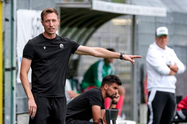 Kevin Stotz (Trainer, Cheftrainer, SVS), gibt Anweisungen, gestikuliert, mit den Armen gestikulieren, Einzelbild, Einzelfoto, Aktion, Action, 22.08.2026, Sandhausen (Deutschland), Fussball, Regionalliga Südwest, SV Sandhausen - FC 08 Homburg