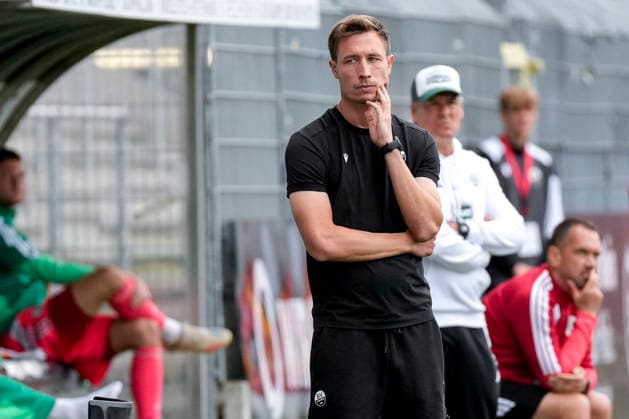 Kevin Stotz (Trainer, Cheftrainer, SVS), Einzelbild, Einzelfoto, Aktion, Action, nachdenklich, besorgt, pessimistisch, 22.08.2026, Sandhausen (Deutschland), Fussball, Regionalliga Südwest, SV Sandhausen - FC 08 Homburg