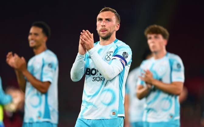 Jarrod Bowen of West Ham United and team mates applaud. Southampton v West Ham United, EFL Carabao Cup, Second Round, Football, St Mary s Stadium, Southampton, UK - 25 Aug 2026Southampton St Mary s Stadium United Kingdom EDITORIAL USE ONLY No use with unauthorised audio, video, data, fixture lists, club league logos or live services. Online in-match use limited to 120 images, no video emulation. No use in betting, games or single club league player publications. Copyright: xJamesxMarsh Shutterstockx 17114998cv