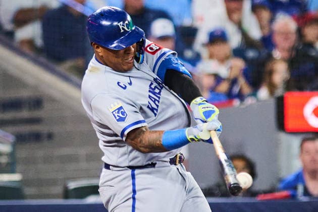 August 25, 2026, Toronto, On, Canada: Kansas City Royals Salvador Perez (13) hits an RBI single during fifth inning MLB, Baseball Herren, USA baseball action against the Toronto Blue Jays in Toronto, on Tuesday, Aug. 25, 2026. Canada News - August 25, 2026 - ZUMAc35_ 20260825_zaf_c35_117 Copyright: xSammyxKoganx