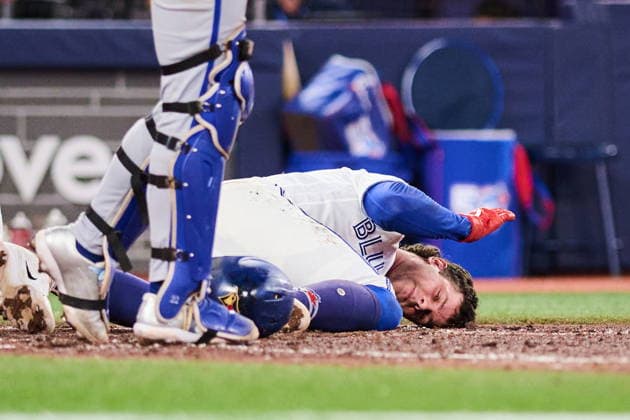 August 25, 2026, Toronto, On, Canada: Toronto Blue Jays Ernie Clement (22) reacts after being hit by a foul ball during eighth inning MLB, Baseball Herren, USA baseball action against the Kansas City Royals in Toronto, on Tuesday, Aug. 25, 2026. Canada News - August 25, 2026 - ZUMAc35_ 20260825_zaf_c35_126 Copyright: xSammyxKoganx
