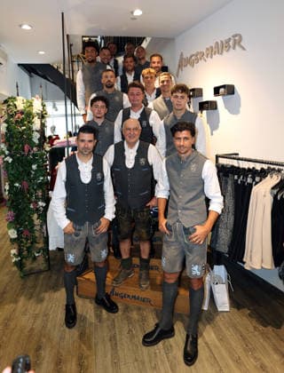 Fussball, Herren, Wiesn Einkleidung, Saison 2026 2027, TSV 1860 München, Trachten Angermaier Die Spieler, Mannschaft des TSV 1860 München zusammen auf der Treppe bei Trachten Angermaier, Teamfoto, Mannschaftsfoto, in Tracht, Lederhose mit Axel Munz